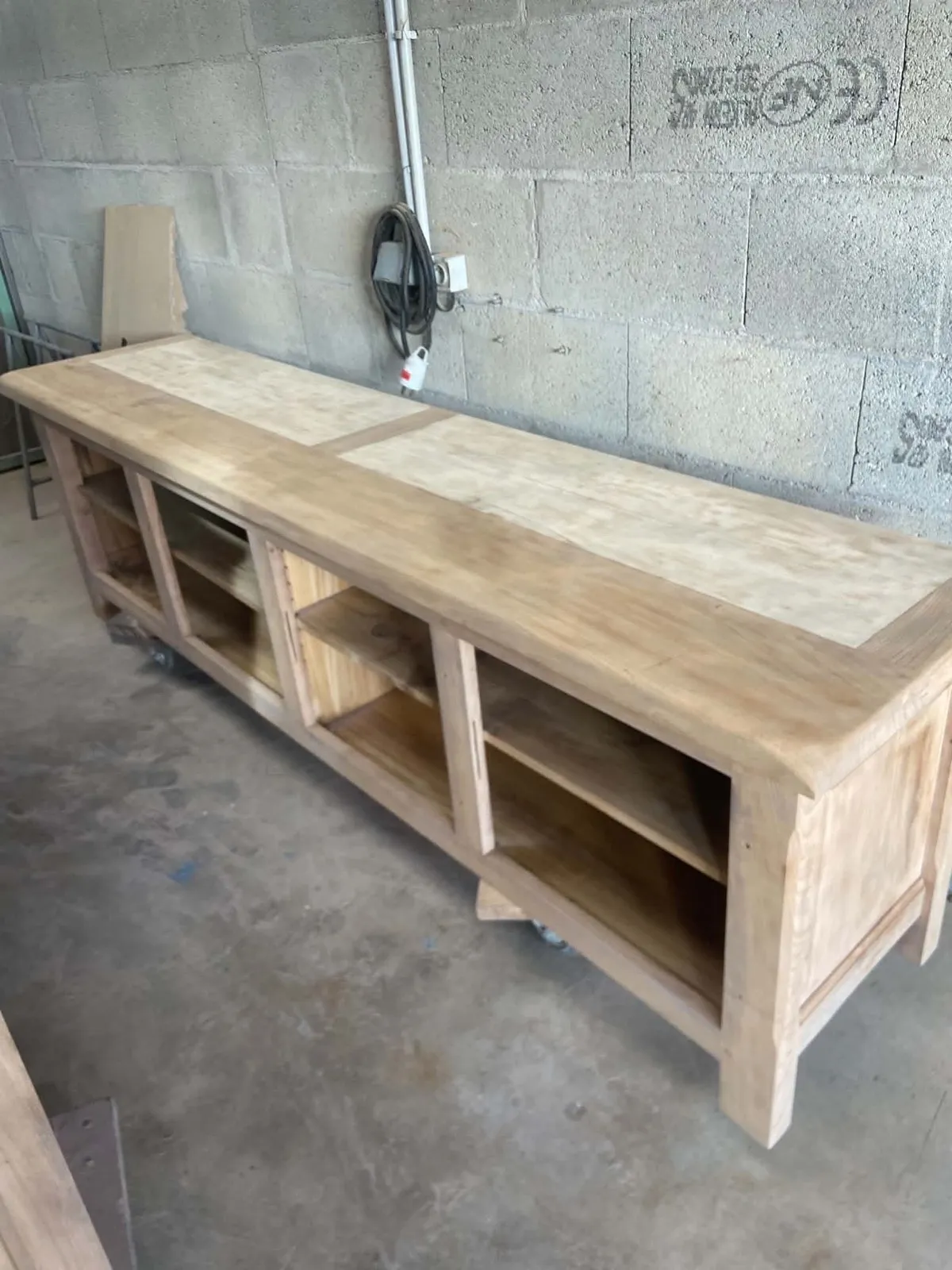 Bahut en bois en cours de décapage