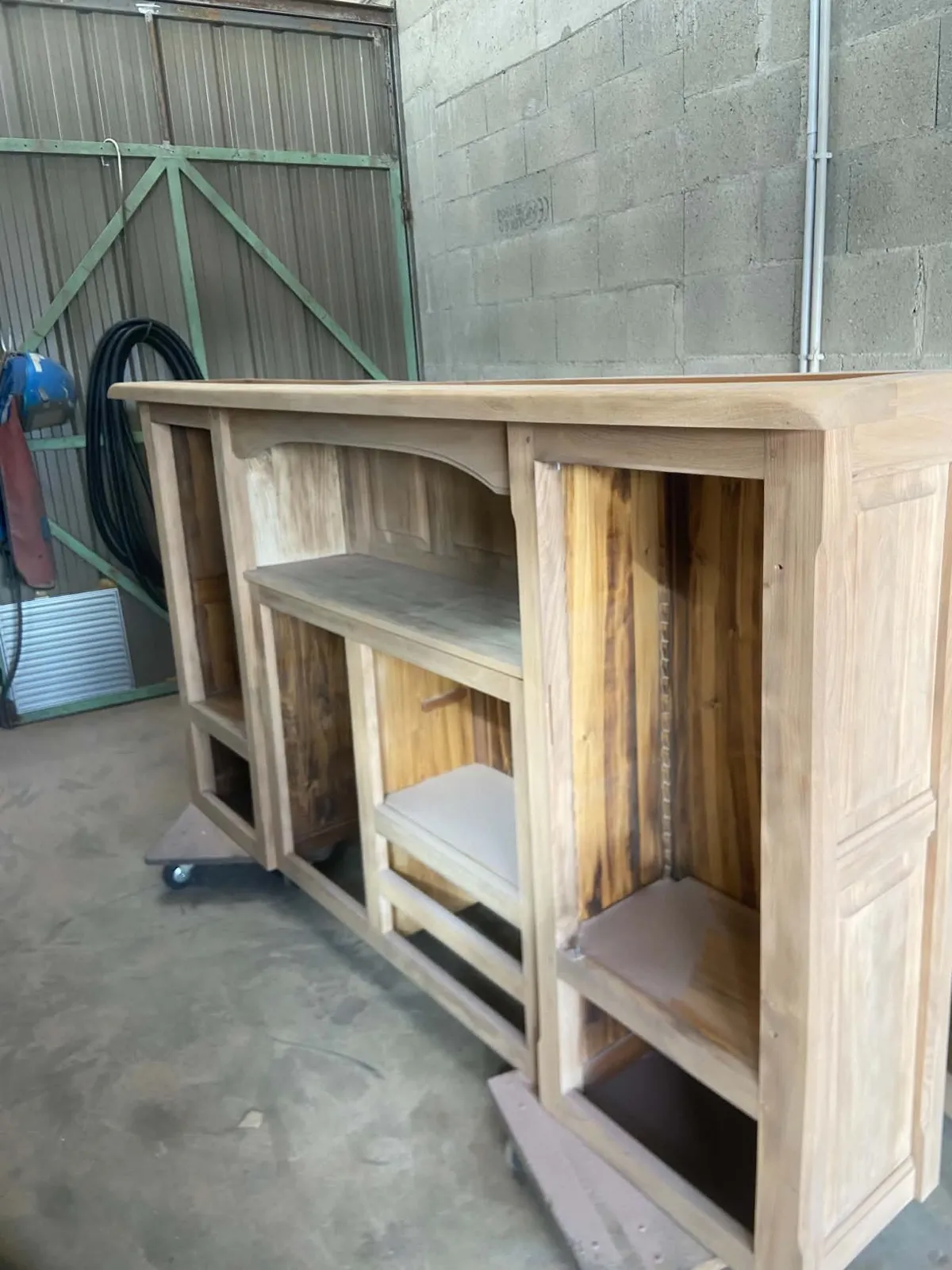 Buffet en bois aérogommé