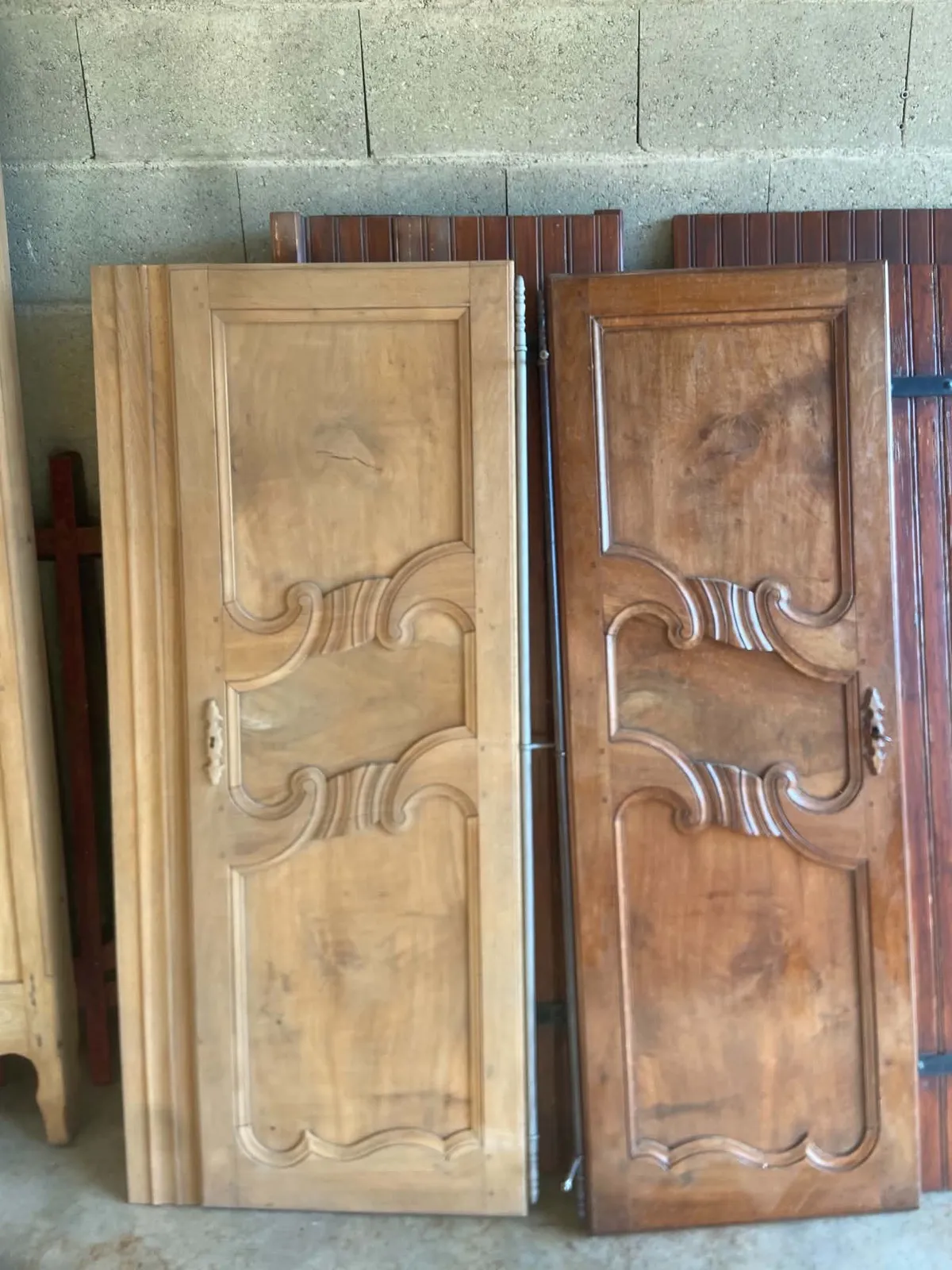 Portes anciennes en noyer avant et après décapage