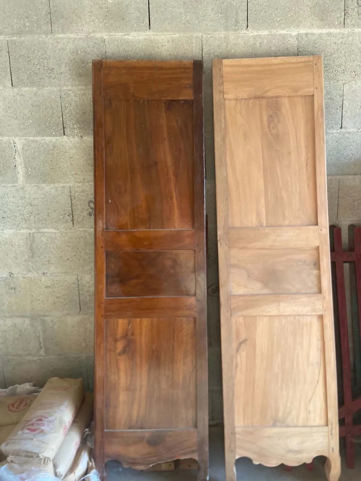 Portes d'armoire en noyer décapées