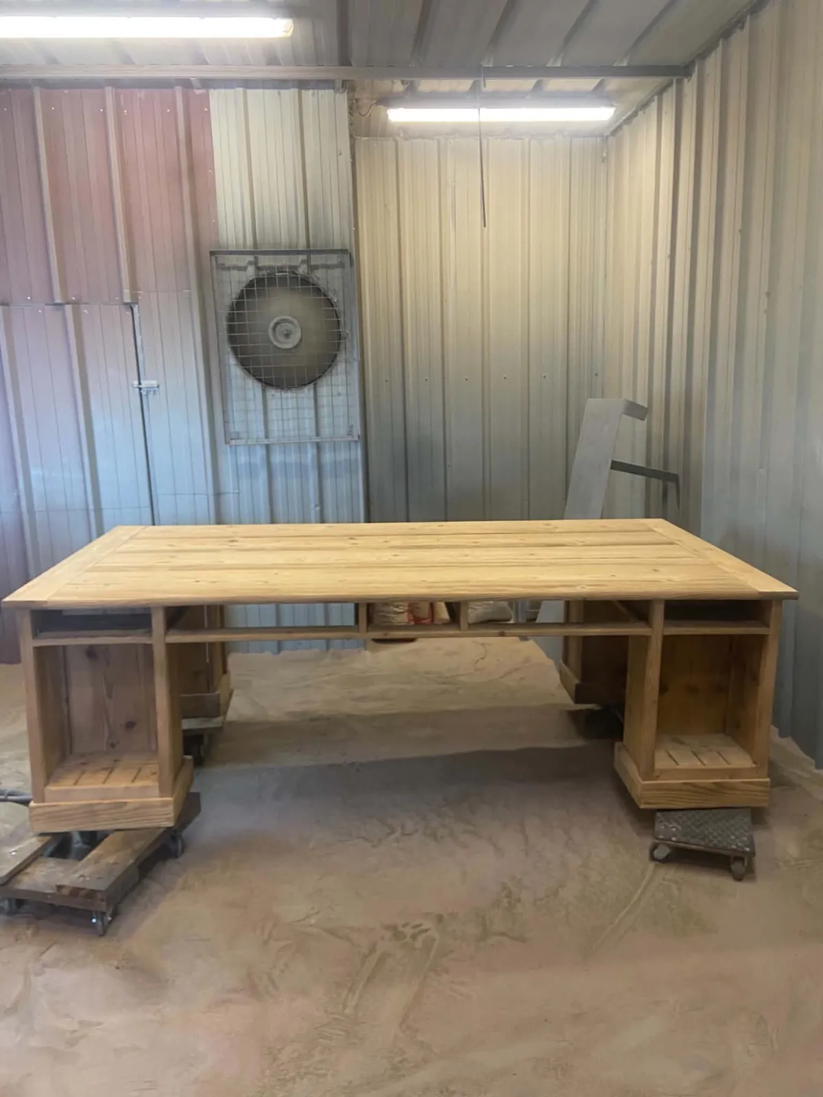 Table en bois brut aérogommée