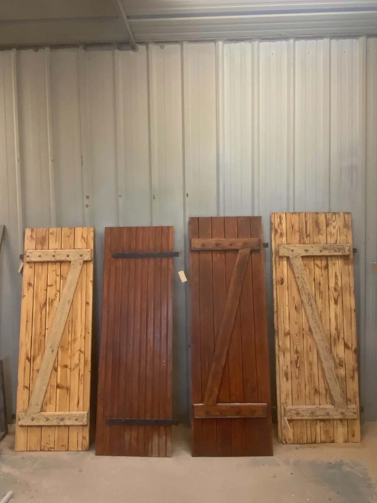 Volets en bois décapés par aérogommage